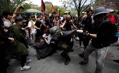 Manifestantes se enfrentan a opositores durante una protesta en Union Square, Nueva York (EE UU).