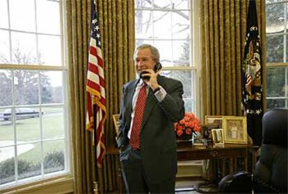 El presidente de Estados Unidos, George W. Bush, muestra una amplia sonrisa de satisfación en el Despacho Oval mientras habla con el director de la NASA, Sean O'Keefe, que le ha informado del éxito de la misión. Bush ha agradecido al equipo su "duro trabajo y el ingenio desplegado para reafirmar el carácter explorador" del país. "Sabemos que este éxito es sólo un primer paso de este viaje histórico a través del paisaje de Marte", ha añadido el presidente.