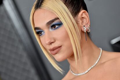 Dua Lipa con un maquillaje resaltado por las sombras de ojos en los Grammy 2020, Los Angeles, California.
