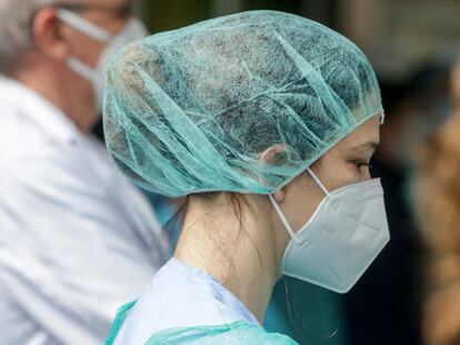 A healthcare worker at the Severo Ochoa hospital in Leganés, during a tribute to a nurse who died from the coronavirus.