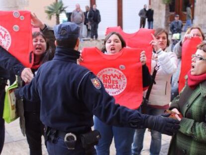 Trabajadores de RTVV protestan en las inmediaciones del Palau de la Generalitat. 