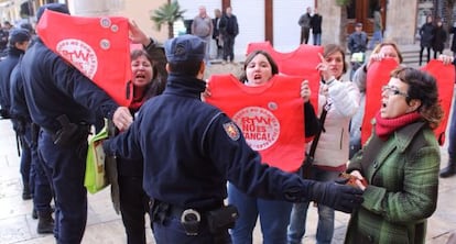 Trabajadores de RTVV protestan en las inmediaciones del Palau de la Generalitat. 