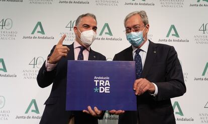 El portavoz del Gobierno andaluz, Elías Bendodo, y el consejero de Transformación Económica, Rogelio Velasco, durante la presentación de la creación de la agencia TRADE el 3 de agosto.