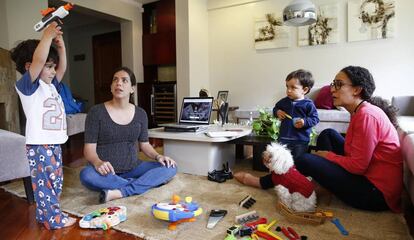 Isabel y María, arquitecta y licenciada en Comunicación, juegan con sus hijos en su casa en Quito (Ecuador).