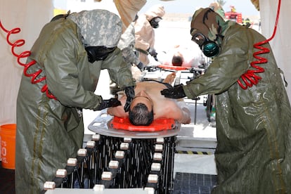 Ejercicio de descontaminación radiactiva en las maniobras militares African Lion organizadas por Marruecos y Estados Unidos, el martes en el puerto de Agadir.