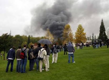Estudiantes de la Universidad de Navarra observan la columna de humo provocada por la explosión del coche bomba.