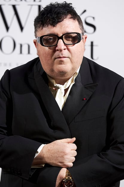 Alber Elbaz.

El nombre del diseñador israelí suena cada vez que hay una vacante en una firma potente, como ocurrió con Dior a finales de 2015. Pero lo cierto es que el modista lleva en el paro desde octubre de ese año, cuando se certificó su amargo divorcio de Lanvin, la casa que transformó por completo en sus 14 años al mando. De todos los diseñadores en busca de silla, es el que ha sido más sincero al hablar de su situación. En una charla que dio unos meses después de su despido (le acusaron de “mala calidad” en su trabajo, algo que contradice su reputación de perfeccionista) en la escuela Parsons de diseño dijo: “Durante meses después de dejar Lanvin caminé por París bajo la lluvia. No sé si realmente llovía o eran mis lágrimas”. También admitió que sentía cierto alivio de no tener que seguir al día con el brutal calendario de la moda, con “esa sensación de estar medio muerto cuando acabas una colección y saber que ya vas tarde con la siguiente”.