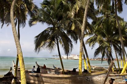 Playas de Elmina, en la costa de Ghana; al fondo, el fuerte, donde se encerraban a los esclavos hasta que eran embarcados.