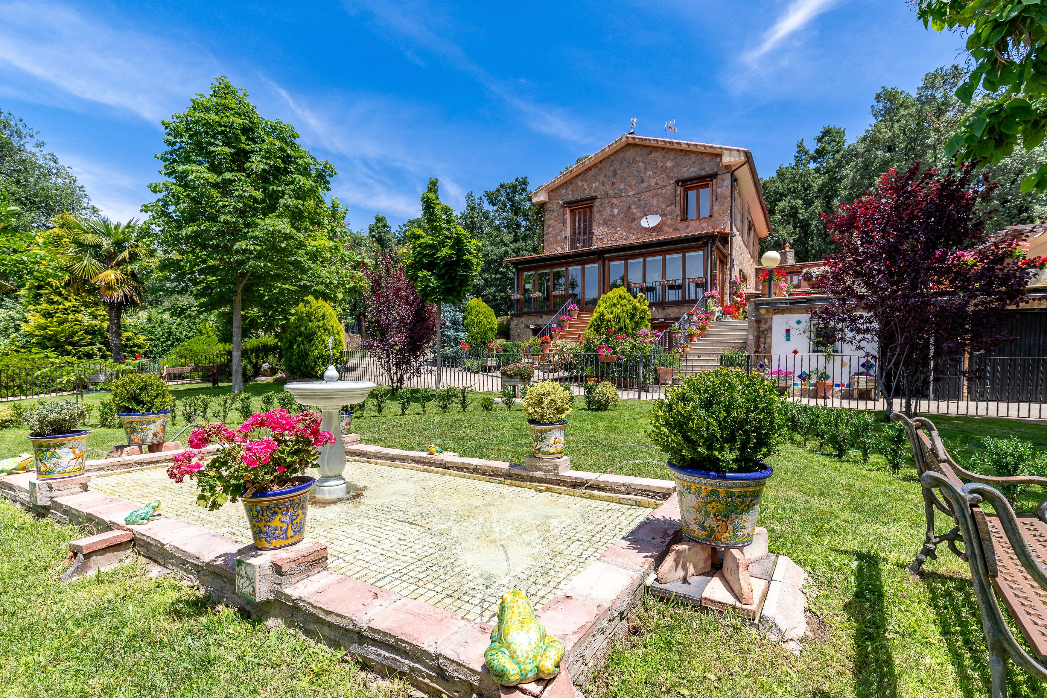 Las tres casas de la semana: masía de 1693 con capilla y vistas a un parque natural