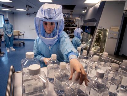Una empleada de BioNtech, en uno de sus laboratorios.