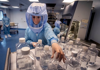 Una empleada de BioNtech, en uno de sus laboratorios.