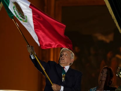 Andrés Manuel López Obrador  durante el grito de independencia de esta noche.