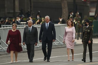 Los mandatarios Andrés Manuel López Obrador y Miguel Díaz-Canel caminan junto a sus esposas Lis Cuesta y Beatriz Gutiérrez en el zócalo capitalino.