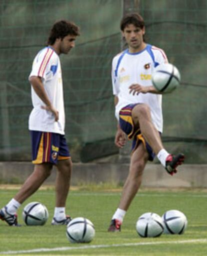Raúl y Morientes, durante el entrenamiento em Guimaraes.