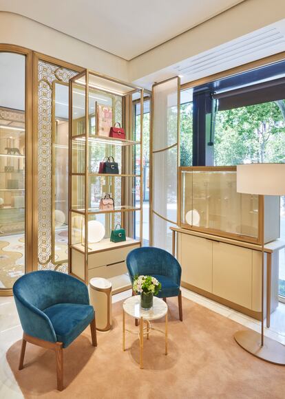 La boutique combina zonas de exposición con otras más privadas para descubrir las colecciones sin prisas.