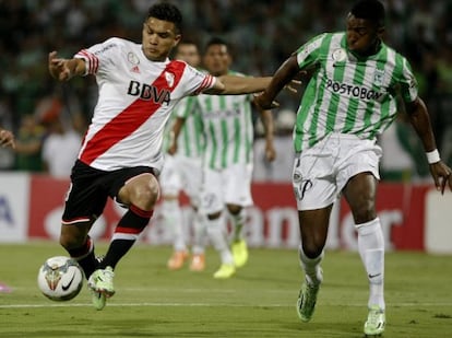 Teo Gutiérrez disputa un balón con Oscar Murillo.  