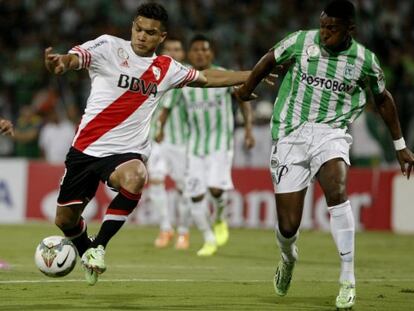 Teo Gutiérrez disputa un balón con Oscar Murillo.