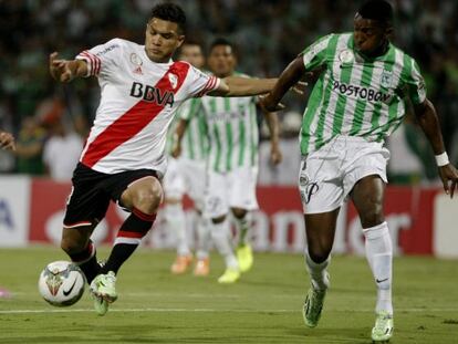 Teo Gutiérrez disputa un balón con Oscar Murillo.  