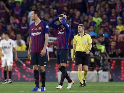 Busquets y Piqué, durante la final de Copa ante el Valencia.