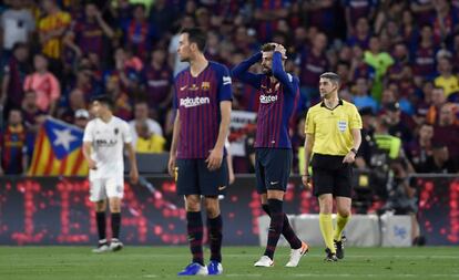 Busquets y Piqué, durante la final de Copa ante el Valencia.