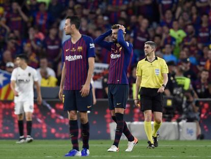 Busquets y Piqué, durante la final de Copa ante el Valencia.