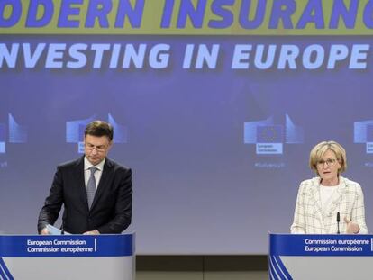 El vicepresidente ejecutivo de la Comisión Europea, Valdis Dombrovskis, y la comisaria para servicios financieros, Mairead McGuinness, durante su intervención sobre los cambios en el sector asegurador.