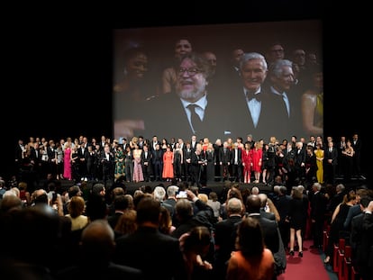 Guillermo del Toro, a la izquierda, Baz Luhrmann, y David Cronenberg aparecen en la pantalla del teatro Lumiére durante la gala de celebración del 75º aniversario de Cannes, que reunió en el escenario a más de 300 creadores relacionados con el cine de autor y el festival.