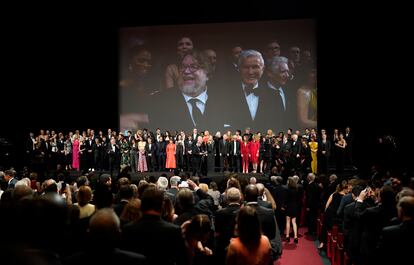 Guillermo del Toro, a la izquierda, Baz Luhrmann, y David Cronenberg aparecen en la pantalla del teatro Lumiére durante la gala de celebración del 75º aniversario de Cannes, que reunió en el escenario a más de 300 creadores relacionados con el cine de autor y el festival.