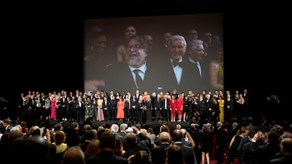 Guillermo del Toro, a la izquierda, Baz Luhrmann, y David Cronenberg aparecen en la pantalla del teatro Lumiére durante la gala de celebración del 75º aniversario de Cannes, que reunió en el escenario a más de 300 creadores relacionados con el cine de autor y el festival.