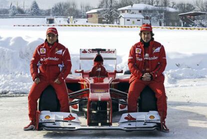 Felipe Massa y Fernando Alonso, sentados en el F2012 en una imagen proporcionada por Ferrari.
