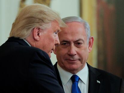 O presidente dos EUA, Donald Trump, e o premiê de Israel Benjamin Netanyahu, em um encontro sobre a política norte-americana para o Oriente Médio na Casa Branca, em janeiro de 2020,