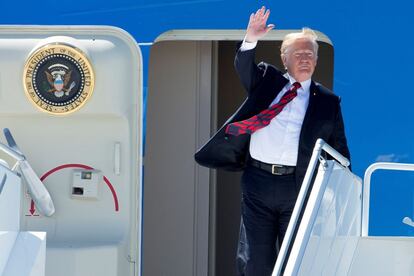 El presidente esatdounidense, Donald Trump, saluda a su llegada a la Base de la fuerza aérea canadiense de Bagotville, antes de la cumbre de líderes del G7 en Charlevoix, el 8 de junio de 2018.