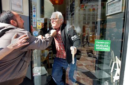 Un piquete zarandea a un hombre en una cafetería del centro de Valencia.