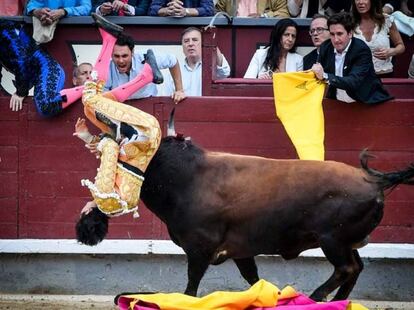 Un instante de la voltereta que Roca Rey sufrió en Las Ventas el 22 de mayo.
