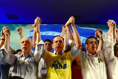 José Serra, João Doria e Bruno Araújo —presidente da sigla— durante a 15ª convenção do PSDB, em maio de 2019.