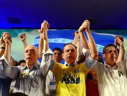 José Serra, João Doria e Bruno Araújo —presidente da sigla— durante a 15ª convenção do PSDB, em maio de 2019.