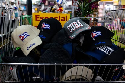 Gorras de Cuba a la venta en la tienda Nooo Que Barato, en Hialeah, Florida, Estados Unidos.