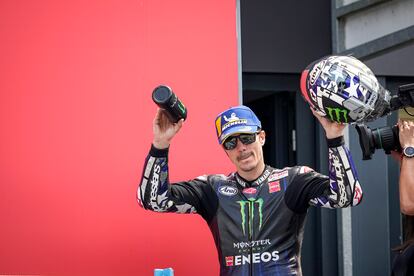 Maverick Viñales celebra su segundo puesto en el circuito de Assen.