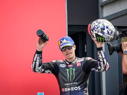 Maverick Viñales celebra su segundo puesto en el circuito de Assen.