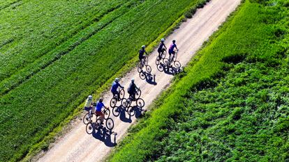 La comarca de Girona, conocida por tener puertos de montaña, llanuras y distintos desniveles, es el lugar ideal para la práctica y entrenamiento del ciclismo tanto profesional como amateur.