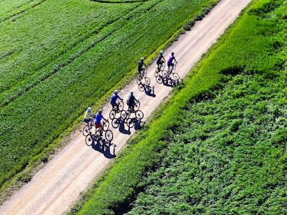 La comarca de Girona, conocida por tener puertos de montaña, llanuras y distintos desniveles, es el lugar ideal para la práctica y entrenamiento del ciclismo tanto profesional como amateur.