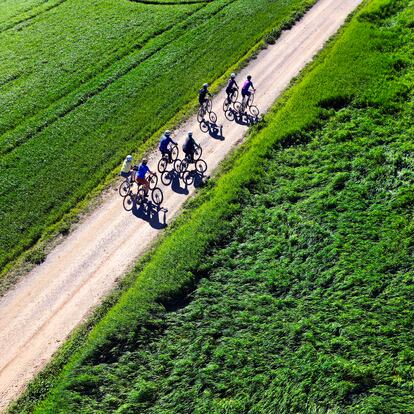 Abril de 2024 - Reportaje sobre rutas cilistas por Girona - ©Francis Tsang ----PIEFOTO---- La comarca de Girona, conocida por tener puertos de montaña, llanuras y distintos desniveles, es el lugar ideal para la práctica y entrenamiento del ciclismo tanto profesional como amateur.