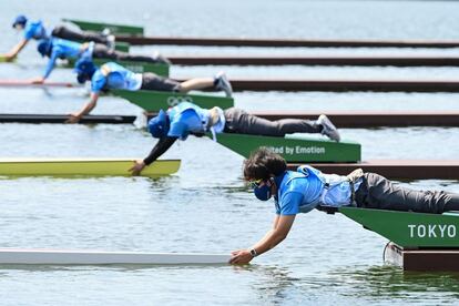 Personal de la organización de los Juegos se prepara para una prueba de remo individual masculino en el Sea Forest Waterway, situado en la bahía de Tokio.