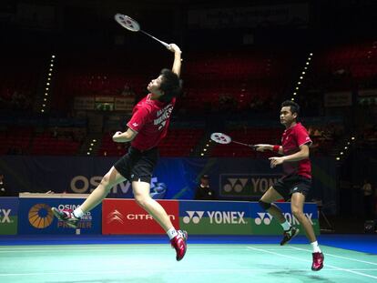 Partido entre Indonesia e Inglaterra durante las finales de dobles mixtos del Abierto de All England del campeonato de bádminton, en Birmingham,