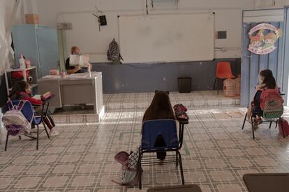 Tres niñas toman clase con su nueva maestra en la primaria Luis Gonzalez, en Ciudad de México.
