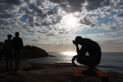 La obra 'Crouching Man', de Laurence Edwards, a contraluz.