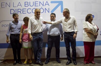 Alberto Fabra posa junto a otros dirigentes del PP en la cena del partido al inicio del curso pol&iacute;tico.