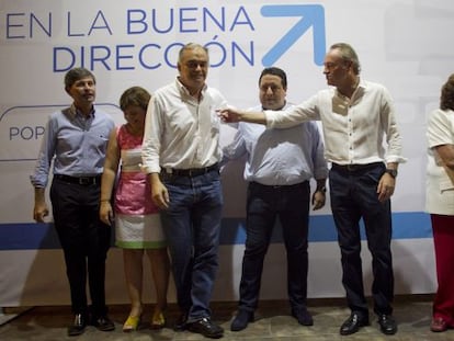 Alberto Fabra posa junto a otros dirigentes del PP en la cena del partido al inicio del curso pol&iacute;tico.