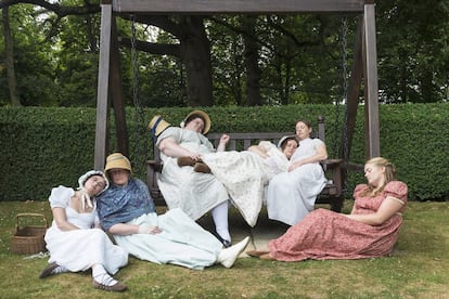 Un grupo rinde homenaje a la obra The Sleeping Beauty, de Edward Coley Burne-Jones, tras una visita a Buscot Park, en Oxfordshire.