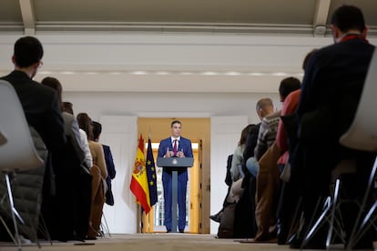 MADRID, 27/12/2023.- El presidente del gobierno, Pedro Sánchez, realiza declaraciones tras reunión Consejo de Ministros este miércoles en el palacio de la Moncloa en Madrid. EFE/ Juan Carlos Hidalgo